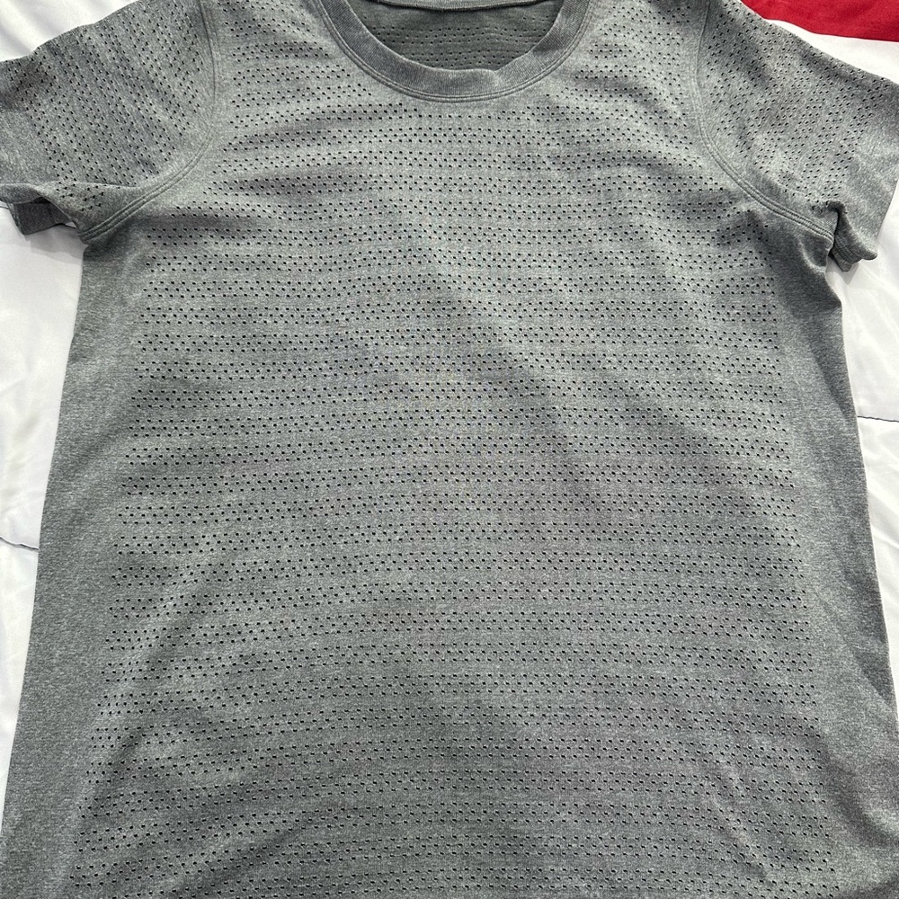 Lululemon Breeze By Short Sleeve *Squad
Slate / White size 8